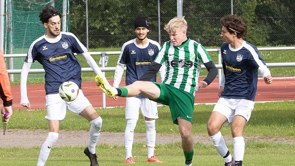 Umringt von Herrschinger Gegenspielern: Stockdorfs Tim Herrmann (2.v.r.).