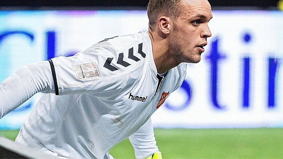 Fokussiert: Der SVE-Torwart bewahrt seine Mannschaft ein ums andere Mal mit starken Paraden vor weiteren Gegentoren.