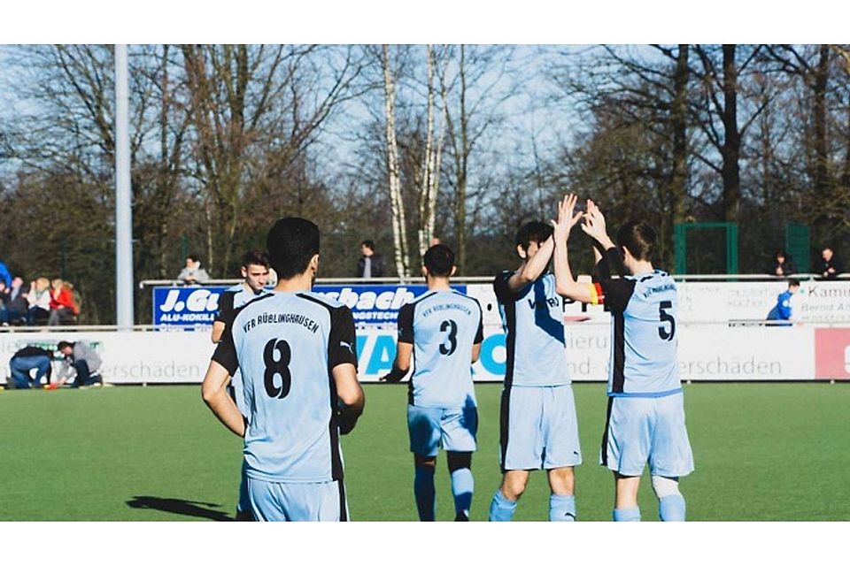 Die Spieler vom VfR Rüblinghausen sind gut drauf. Die Sauerländer holten bereits sieben Zähler in den Partien in 2019. Fotos (2): Dohmen, sta