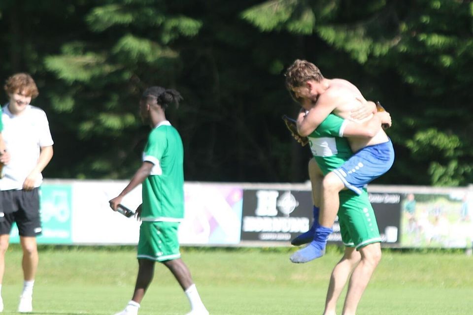 Lassen ihren Emotionen freien Lauf: die Murnauer Fußballer um Torwart Constantin Humpa (r.).