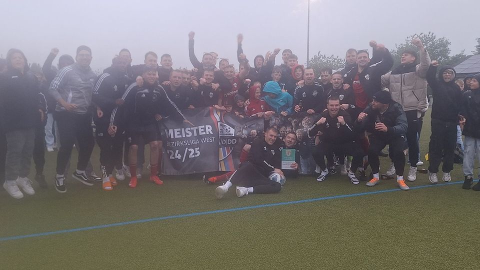 Meister! Nach acht Jahren in der Bezirksliga geht es für die SG Daleiden nun noch eine Etage höher. Stürmisch wurde der Aufstieg in die Rheinlandliga gefeiert. 