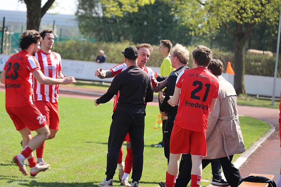 Solche Szenen sieht man derzeit häufiger: Die Fußballer des TSV Dachau 1865 feiern einen Torerfolg.