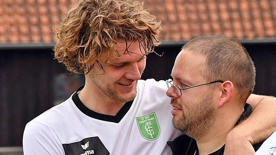 Vergangenen Sommer verabschiedete sich Christoph Schnelle (links bei der Umarmung von Betreuer Rico Nöldner) aus dem Gundelfinger Landesliga-Team, ein Jahr später feiert der Verteidiger bei der FCG-U23 ein Comeback.