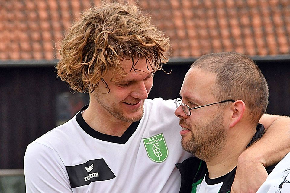 Vergangenen Sommer verabschiedete sich Christoph Schnelle (links bei der Umarmung von Betreuer Rico Nöldner) aus dem Gundelfinger Landesliga-Team, ein Jahr später feiert der Verteidiger bei der FCG-U23 ein Comeback.