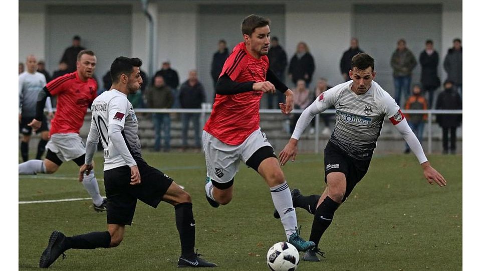 Der künftige Horchheimer Trainer Sebastian Schulz (rotes Trikot) in Aktion. 	Archivfoto: BilderKartell/Christine Dirigo
