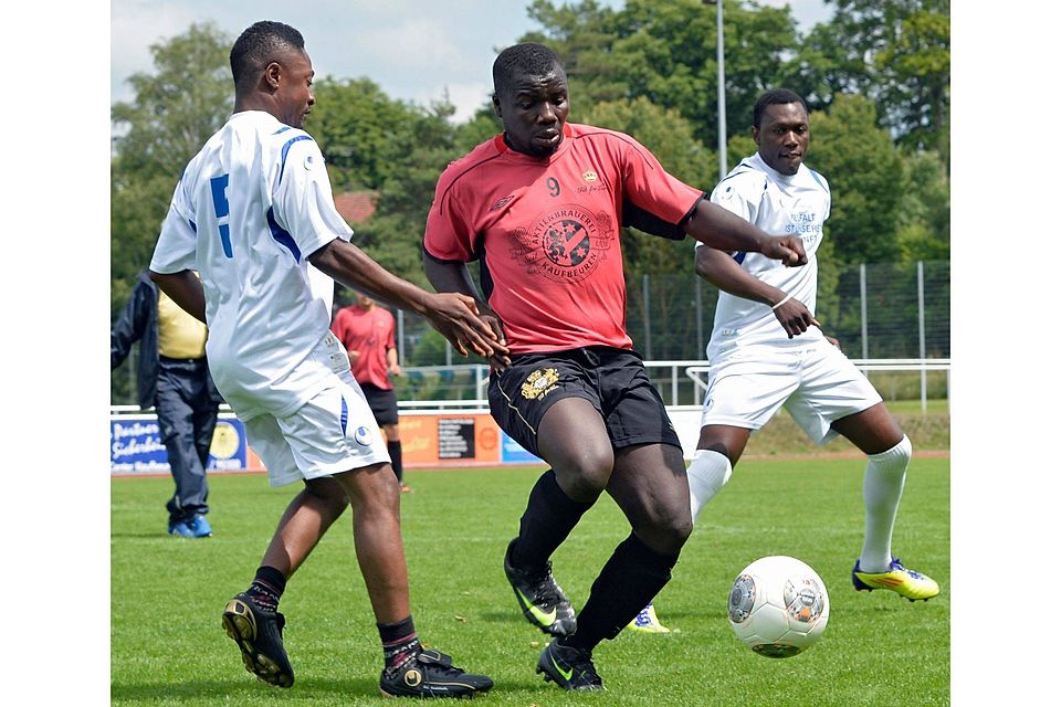 Junge Asylbewerber aus Westafrika haben bei der SpVgg Kaufbeuren die Möglichkeit, in einer Trainingsgruppe Fußball zu spielen. Laut Fußballverband ist es nicht ausgeschlossen, dass sie auch an Wettspielen teilnehmen dürfen.	Foto: Harald Langer