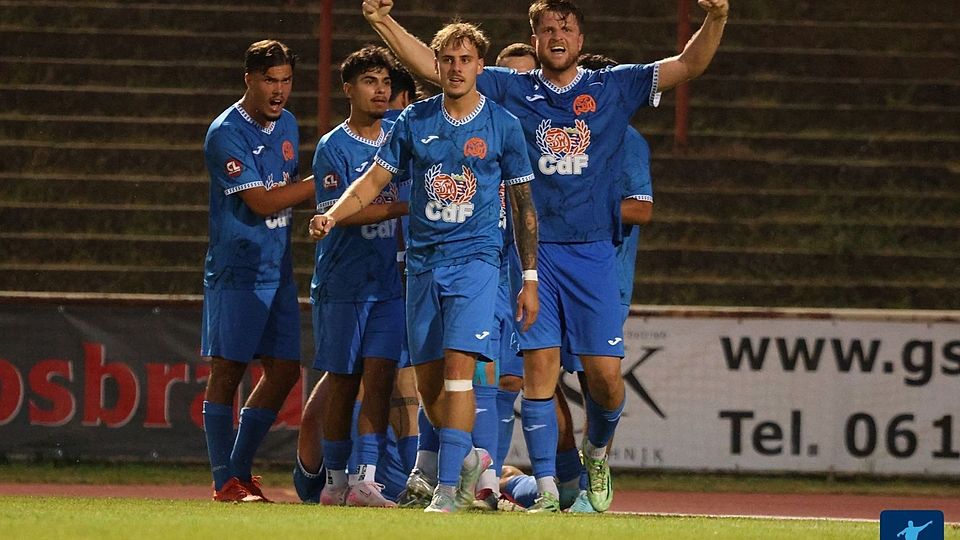 Hinten ein Fels in der Brandung, vorne togefährlich: Der SV Wiesbaden hat mit Jan Rodwald (rechts, jubelt) einen Volltreffer gelandet.
