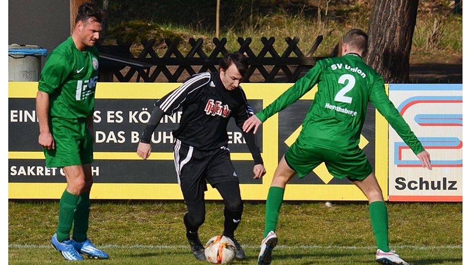 Tobias Plantikow (in schwarz) stürmte nach seinem Doppelpack in die Elf der Woche   F: Donau