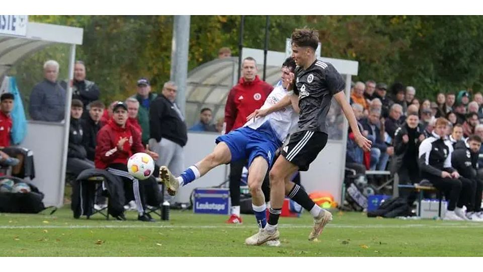 Beim TSV Gau-Odernheim, im Bild Christopher Hahn gegen Idar-Obersteins Colin Fuchs, belasten die Englischen Wochen. Trotzdem kommt der Oberligist gut durch diese intensive Zeit.        Archivfoto: Axel Schmitz/pakalski-press
