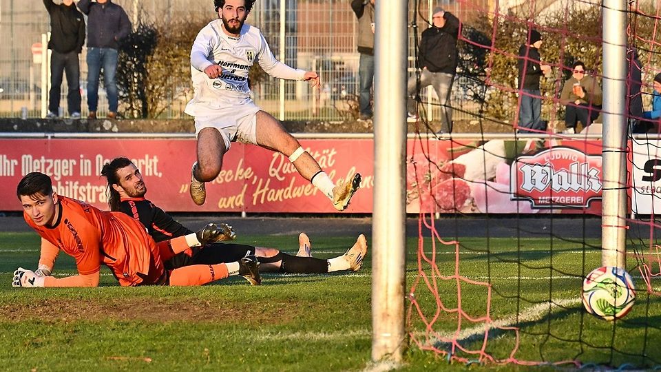 Drin isser! Bayern Hof schenkte Topteam ASV Neumarkt drei Tore ein.
