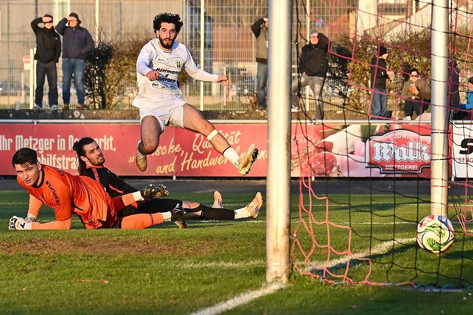 Drin isser! Bayern Hof schenkte Topteam ASV Neumarkt drei Tore ein.