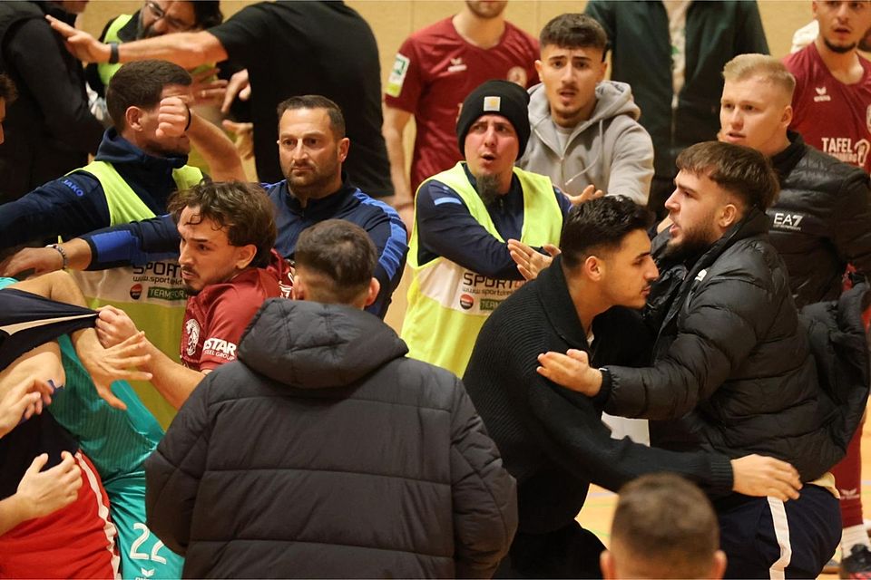 Die Emotionen einiger Spieler kochen über. 