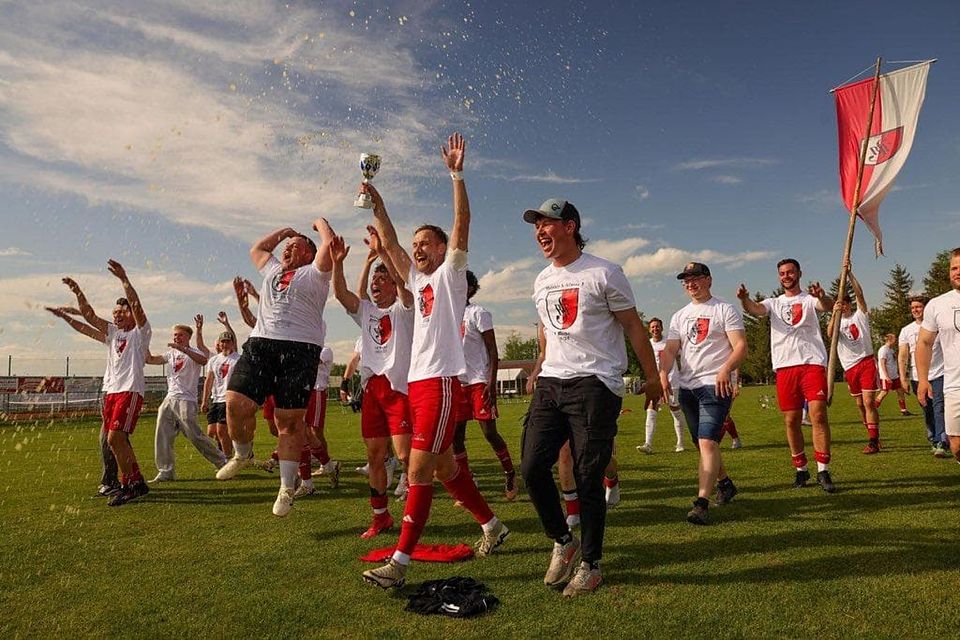 ....klasseeeeee! Die großen Meister der Sportfreunde Bichl mit ihrem kleinen Pokal.