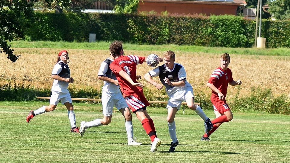 Der SV Haspelmoor (rote Trikots) im Heimspiel gegen den TSV Türkenfeld II.