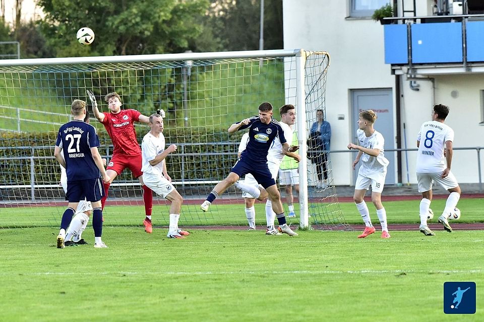 Im Hinspiel hielt der TSV Bogen (in weiß) die SpVgg Landshut überraschend in Schach 