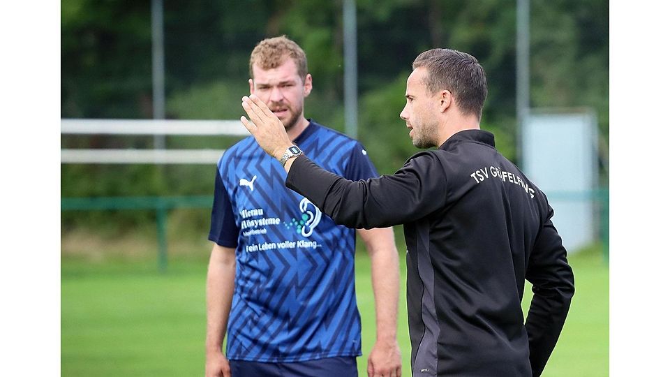 Trainer Andreas Gries (r.) und der TSV Gräfelfing gewannen bislang alle Vorbereitungsspiele (Archivfoto).