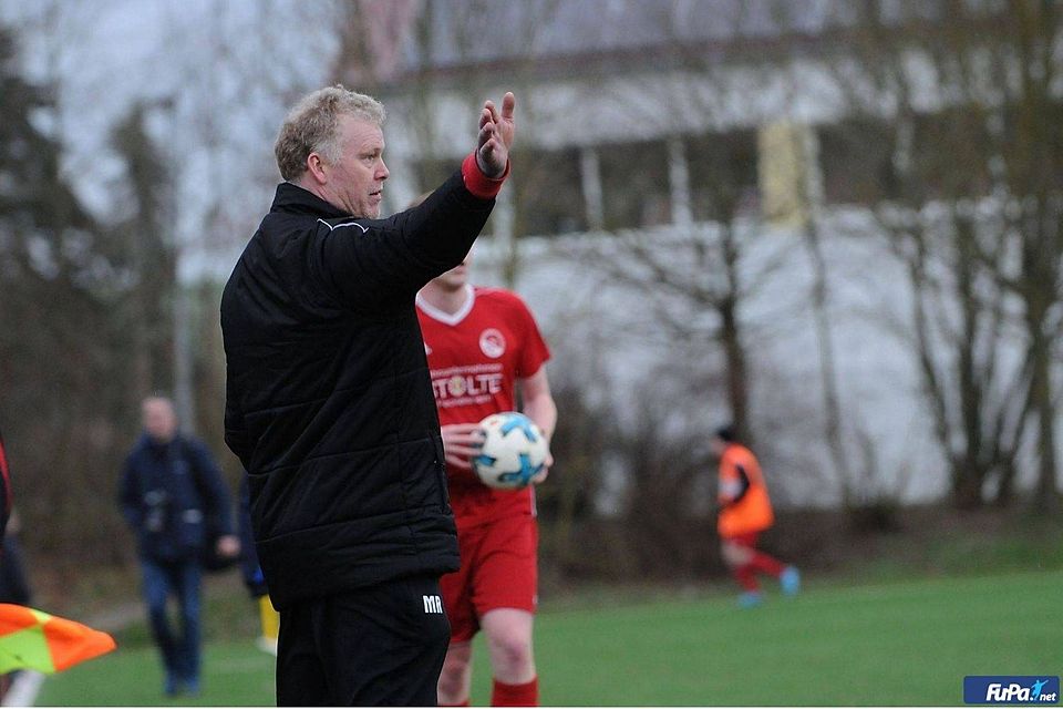 Gibt weiter die Richtung vor: Matthias Rebmann, Trainer des Bezirksligisten FC Peckelsheim-Eissen-Löwen, bleibt über den Sommer hinaus Coach der Rot-Weißen.