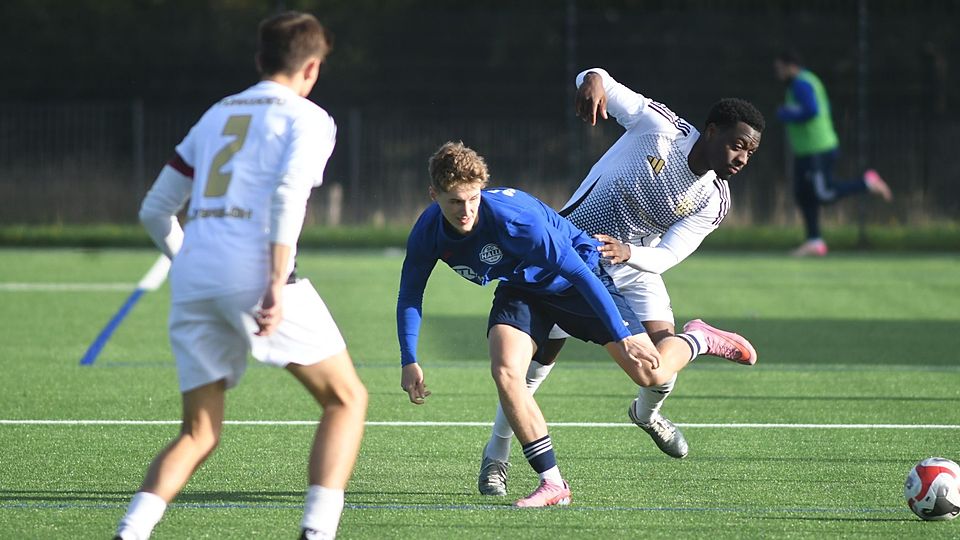 Die Fußballer vom SC Halle (in blau) haben eine gute Entwicklung genommen.