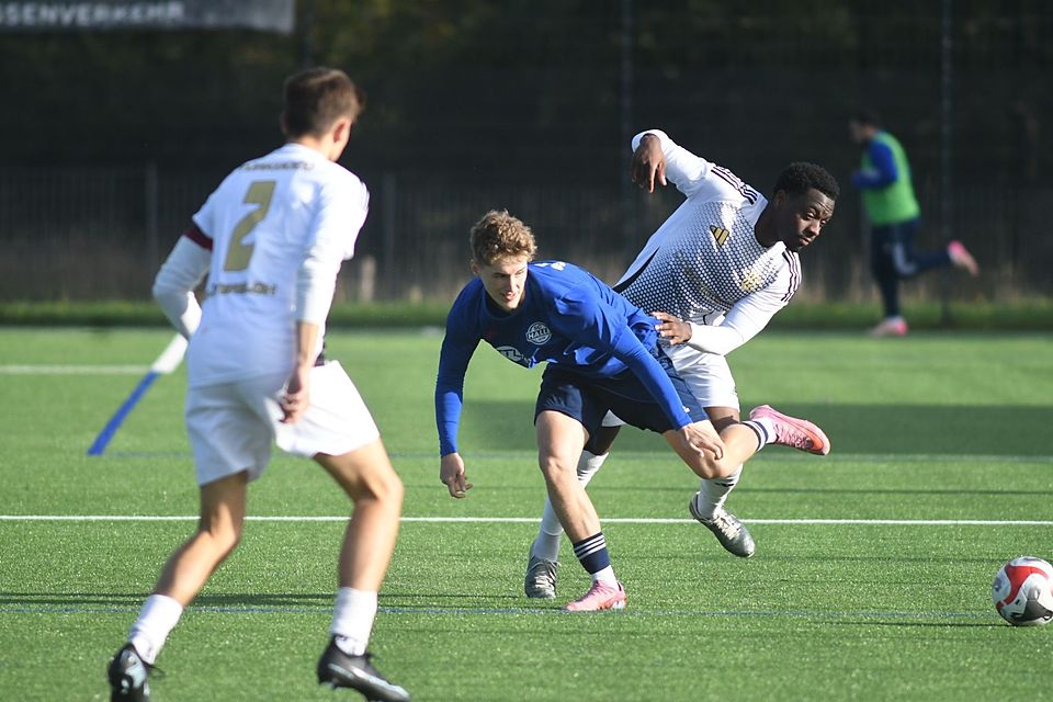 Die Fußballer vom SC Halle (in blau) haben eine gute Entwicklung genommen.