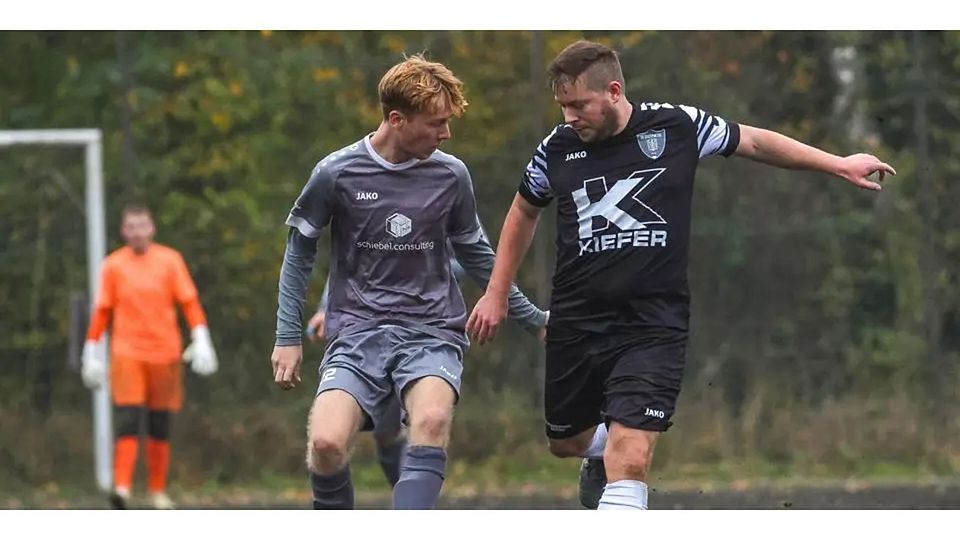 Im Hinspiel fuhr die SG Obere Lahn (links Levi Debus) auf dem Mornshäuser Hartplatz gegen die SG Dautphetal (rechts Jonas Bandel) den ersten Saisonsieg ein. Am Sonntag begegnet man sich in Eckelshausen wieder. © Lars Hinter