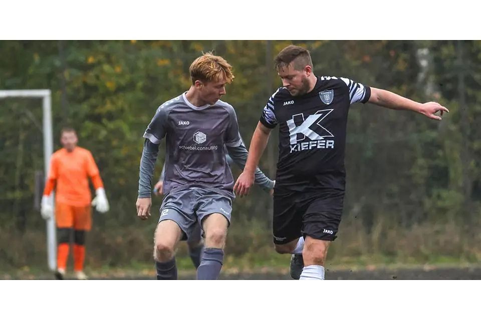 Im Hinspiel fuhr die SG Obere Lahn (links Levi Debus) auf dem Mornshäuser Hartplatz gegen die SG Dautphetal (rechts Jonas Bandel) den ersten Saisonsieg ein. Am Sonntag begegnet man sich in Eckelshausen wieder. © Lars Hinter