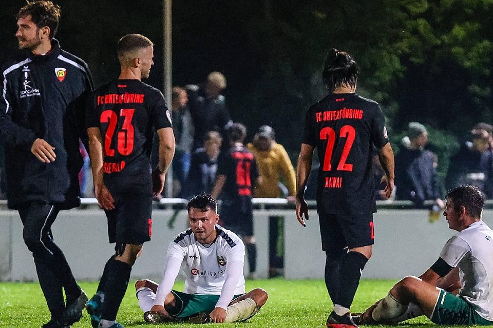 Am Boden: die Schwaiger Raffi Ascher und Daniel Fichtlscherer (sitzend, v. r.). Links: FCU-Verteidiger Maxi Siebald, der wie im Hinspiel zwei Tore erzielte.