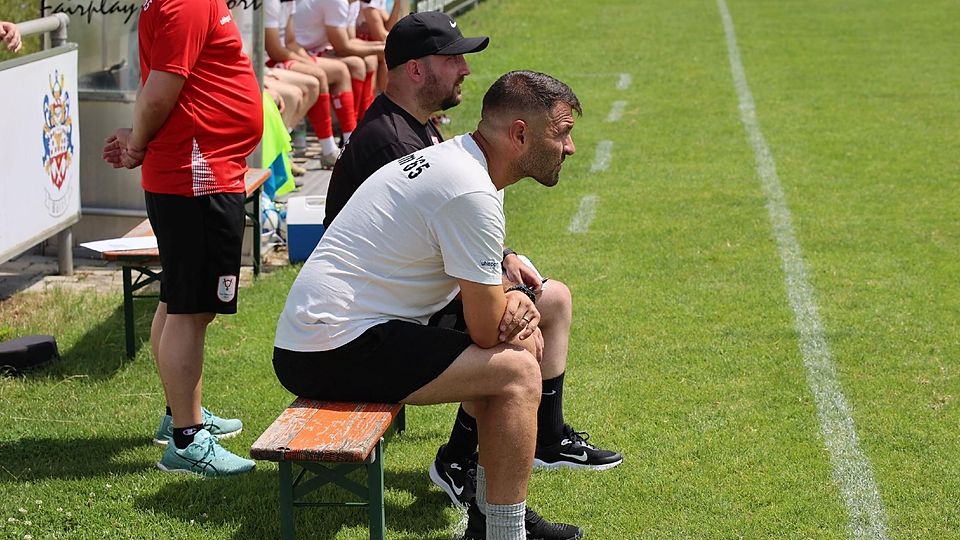 Es gefällt ihm, was er da sieht: 65-Trainer Orhan Akkurt darf hochzufrieden sein mit seiner jungen Mannschaft.
