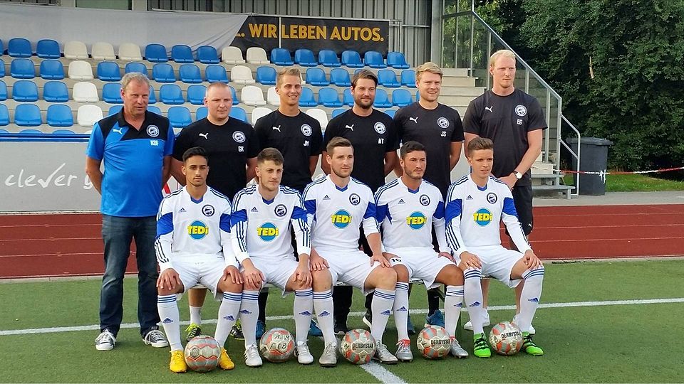 vorne von links: Adil Elmoueden (Bor. Dröschede), Julian Ucles Martinez (CSV SF Bochum-Linden), Christoph Debowiak (Westfalia Rhynern), Arif Et (Bor. Dröschede), Leon Enzmann (TuS Ennepetal)  hinten von links: Geschäftsführer Fußball Klaus-Dieter Friers, TW-Trainer Gregor Kozerski, Co-Trainer Jasper Möllmann, Chef-Trainer Alen Terzic, Athletik-Trainer Jan Schneider und Eike Gruber Foto: Verein