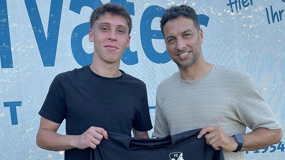 Neuzugang Jon Nuredini (links) und Imad Kassem-Saad, sportlicher Leiter des FC Wittlingen | Foto: Verein