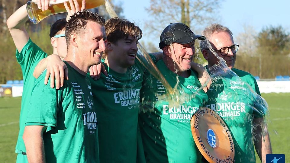 Ehre, wem Ehre gebührt: Die DJK-SV Adlkofen durfte sich als erster Kreisligist in Niederbayern die wohlverdiente Weißbier-Meisterdusche abholen! 