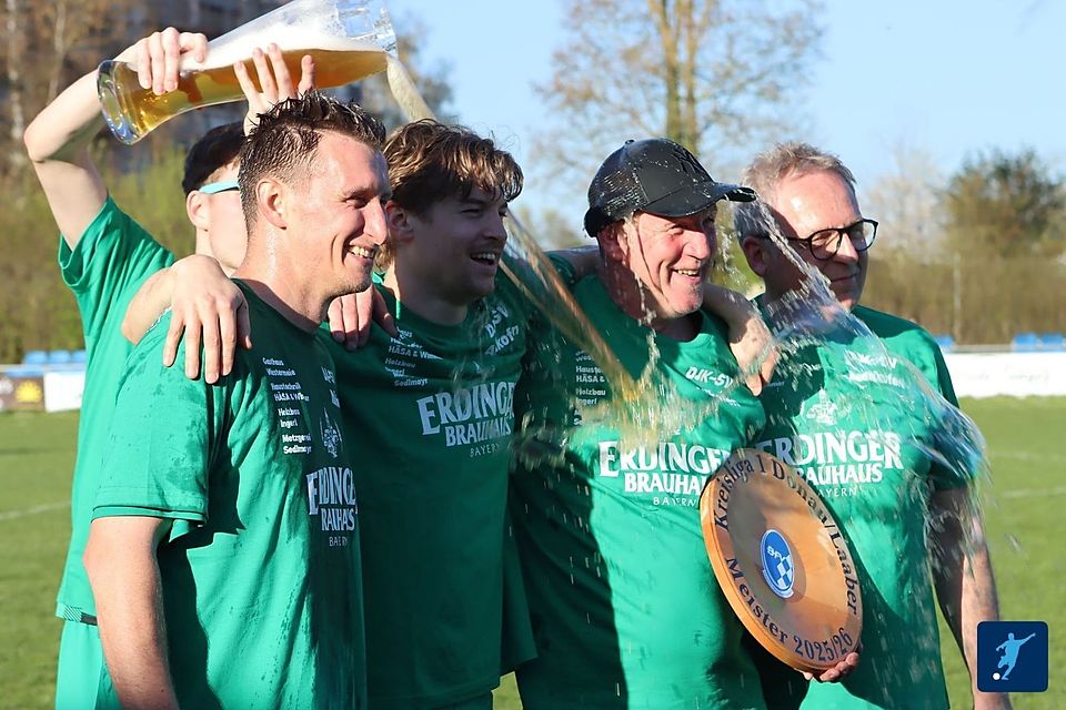 Ehre, wem Ehre gebührt: Die DJK-SV Adlkofen durfte sich als erster Kreisligist in Niederbayern die wohlverdiente Weißbier-Meisterdusche abholen! 