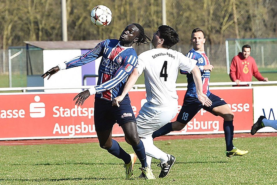 Türkspor Augsburg (links Jerome Faye) fiel nach dem 0:0 gegen Schwaben (rechts Miroljub Lopacanin) wieder auf den zweiten Platz zurück.  Foto: Siegfried Kerpf