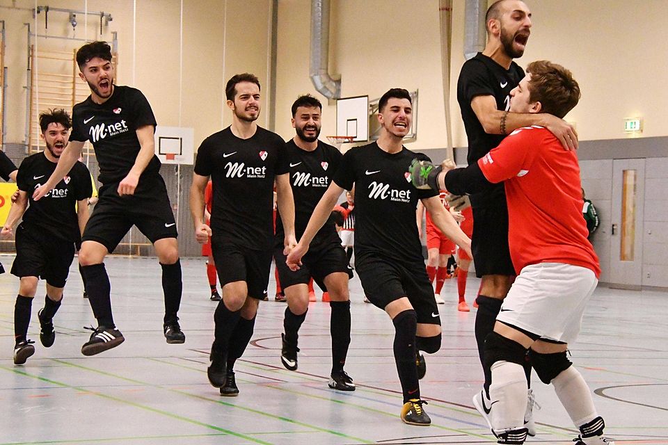 Freudensprüge bei den Spielern von Türk Gücü Lauingen: Der Kreisklassist hat sich für die schwäbische Futsal-Endrunde qualifiziert.