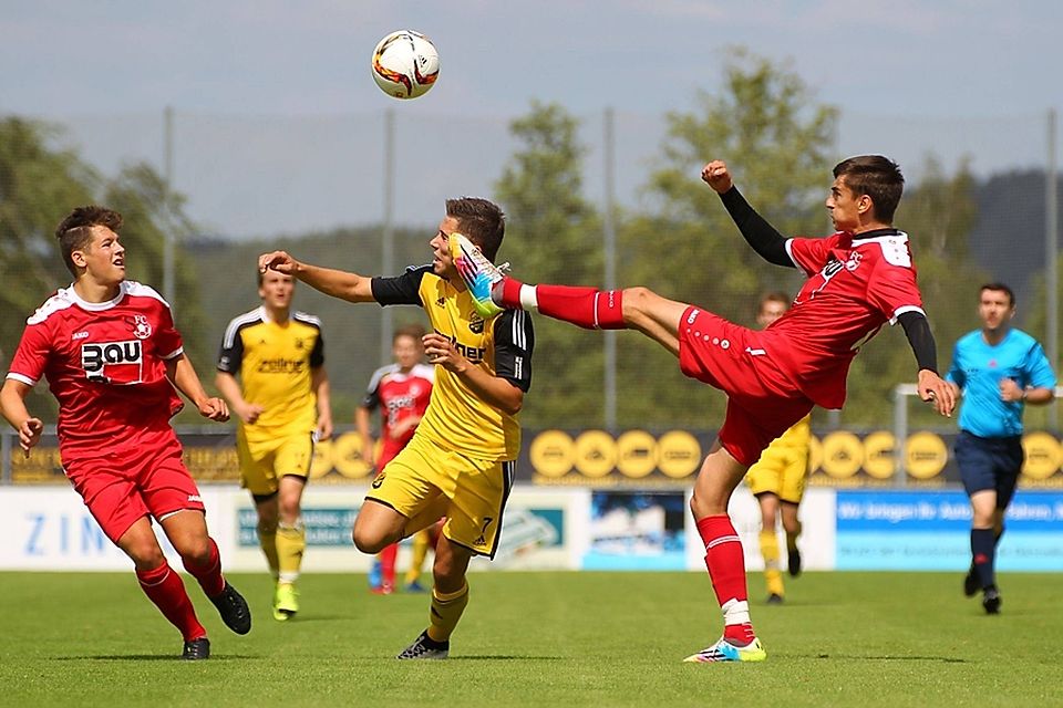 Vilzings Youngster Tobias Kordick  (Mitte) sorgte schließlich per Lupfer für die 1:0-Führung der Huthgarten-Kicker gegen den FC Sonthofen.   Foto: Tschannerl