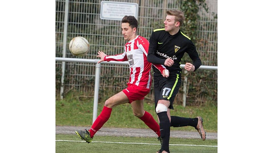 Euskirchens A-Jugend-Verteidiger Mario Ilisevic (l.) spielte gegen Alemannia Aachen eine starke Partie. Foto: Steinicke