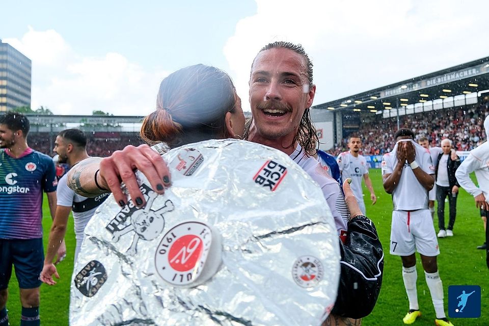 St. Pauli-Kapitän Jackson Irvine ist der Gegner von Tobi Artmann an der Torwand.