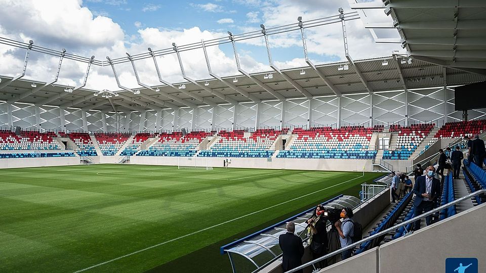 Die Hintertortribünen werden temporär in Stehtribünen umgewandelt