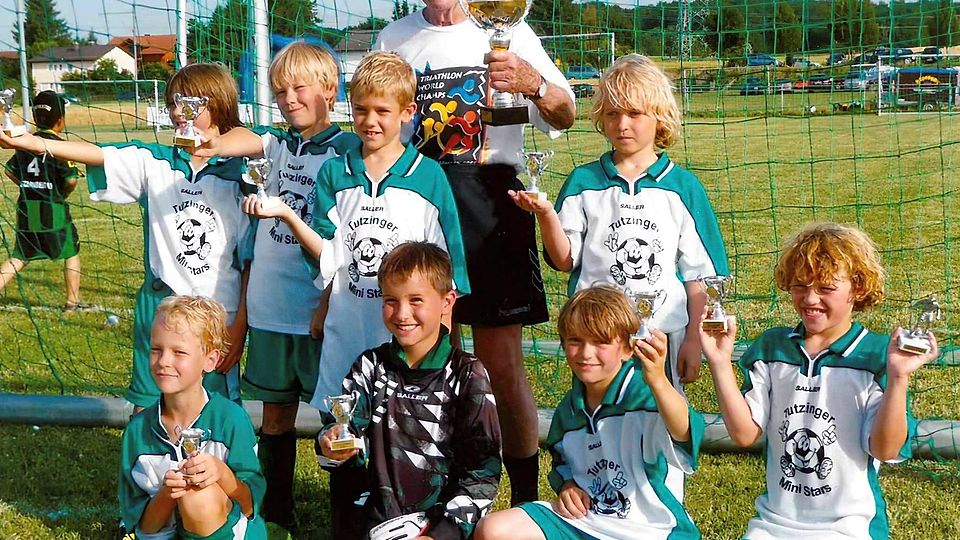 Turniersieg mit der Tutzinger F-Jugend beim TSV Perchting-Hadorf: Benedict Hollerbach (rechts unten) mit seinem damaligen ersten Trainer Dr. Dieter Hummel.