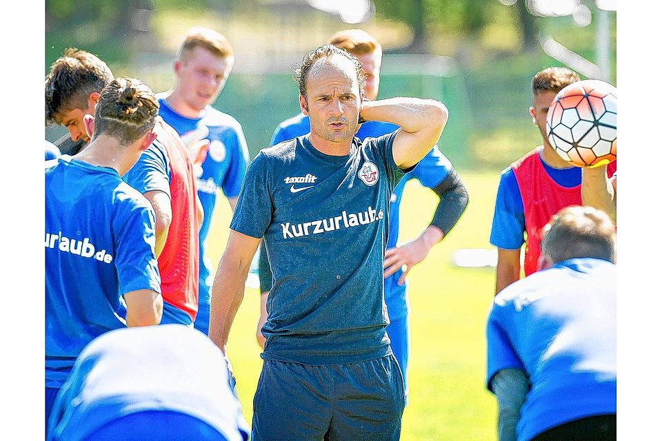Hansa-Trainer Christian Brand (Mitte) hat seinen Kickern klargemacht: Der Kampf um die Stammplätze für die neue Saison geht bei Null los ? für alle.georg scharnweber