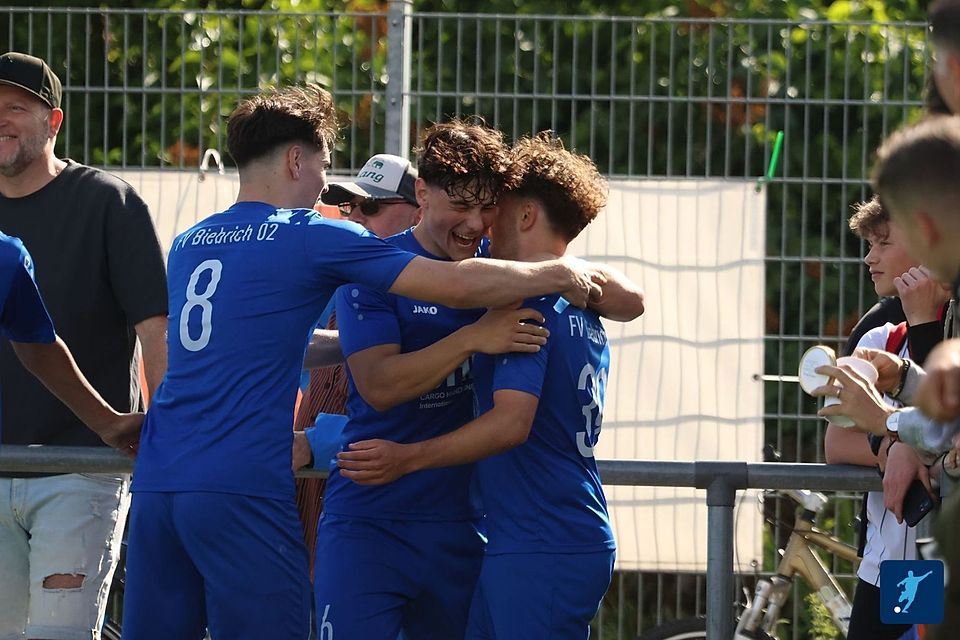 Tim Emmel (mitte) erzielte das 2:0 im Spiel gegen RW Hadamar. 