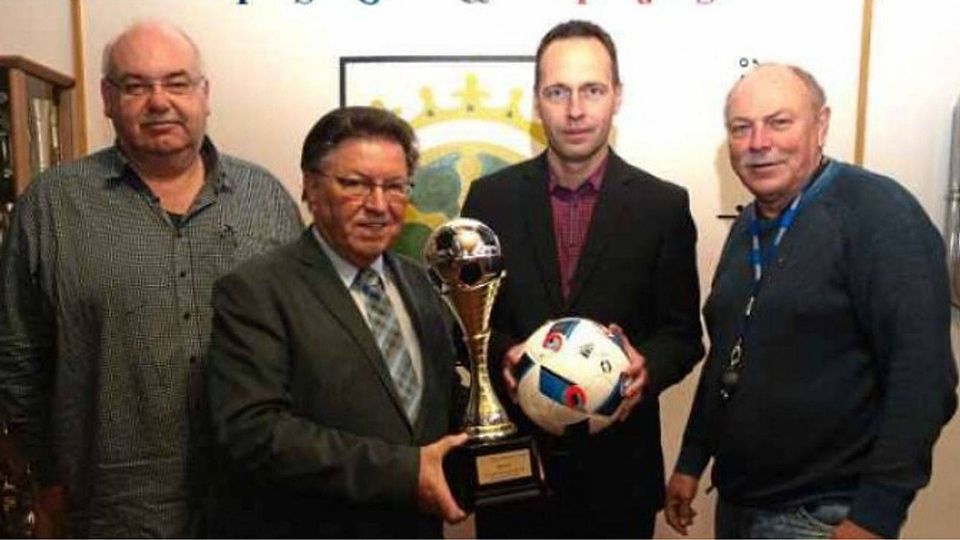 Eingespieltes Team (v. l.): Organisator Ralf Niebrügge, Bürgermeister Hartmut Nümann, Sponsor Timo Prielipp und Organisator Frank Brameyer. Foto: Achim Köpp