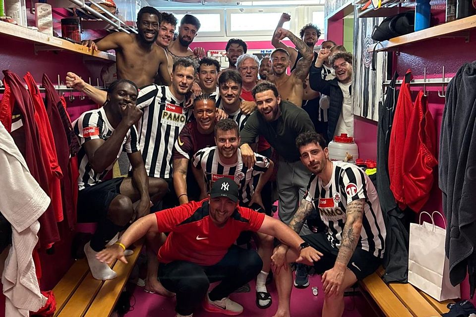 Einmal mehr: grosser Kabinen-Jubel bei YF Juventus nach dem Sieg über Eschen/Mauren.