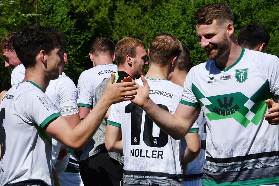 Geschafft: Jan-Luca Fink (links) und David Anzenhofer freuen sich über den feststehenden Klassenerhalt ihres FC Gundelfingen.