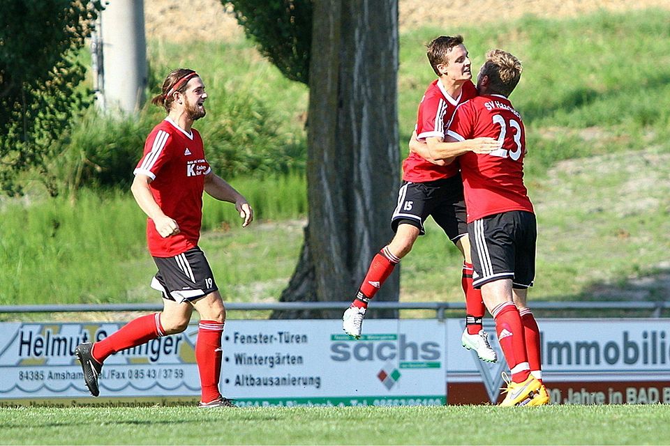 Der SV Haarbach mit Spielertrainer Florian Kasberger (li.) übernahm duch den 3:1-Sieg über die SG Ruhstorf die Tabellenführung. F: Santner