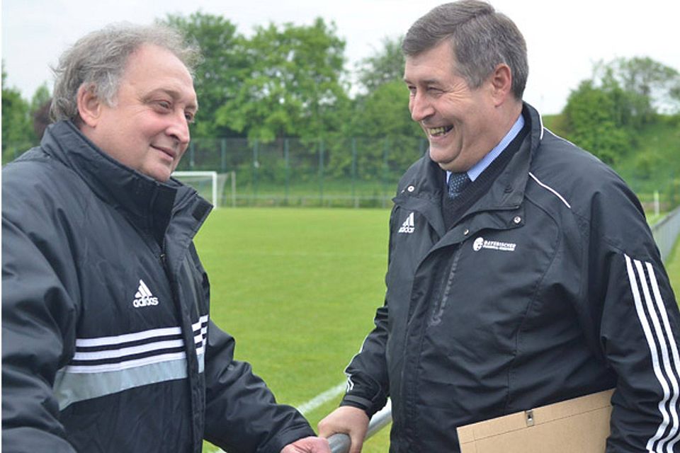 Gerade einen Monat ist es her, dass Spielleiter Johann Wagner (rechts) mit der Meisterschafts-Urkunde im Gepäck einen kleinen Smalltalk mit Reinhard Kindermann, dem Trainer des TSV Friedberg, führte.