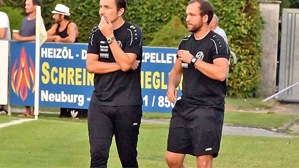 Neuburgs Trainer Christian Krzyzanowski (links) und Co-Trainer Alexander Egen sind von der Entwicklung ihrer Spieler beeindruckt.  Foto: Walter Brugger