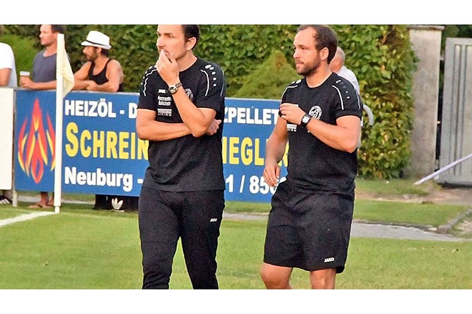 Neuburgs Trainer Christian Krzyzanowski (links) und Co-Trainer Alexander Egen sind von der Entwicklung ihrer Spieler beeindruckt.  Foto: Walter Brugger