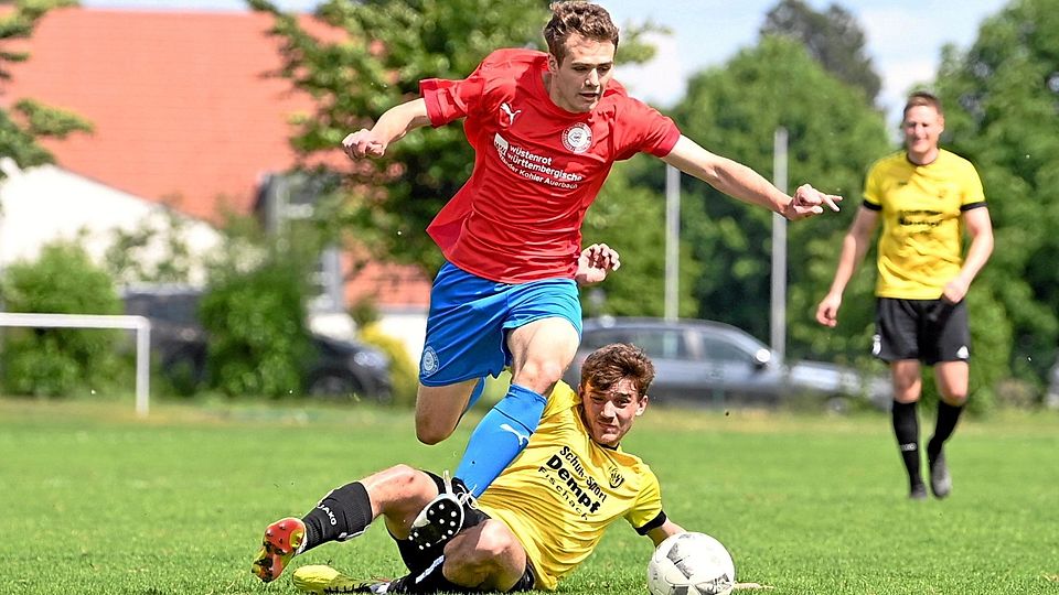 Thomas Hemm (links) und die SpVgg Auerbach-Streitheim erkämpfen sich gegen den TSV Diedorf einen 2:1-Heimsieg und haben die Relegation in der eigenen Hand.