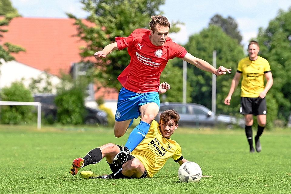 Thomas Hemm (links) und die SpVgg Auerbach-Streitheim erkämpfen sich gegen den TSV Diedorf einen 2:1-Heimsieg und haben die Relegation in der eigenen Hand.