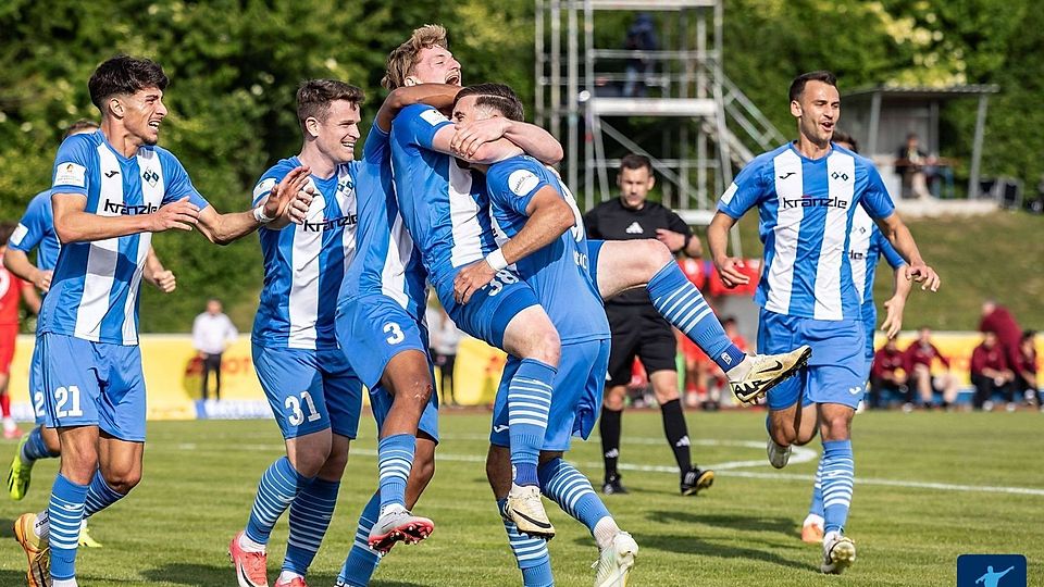 Der goldene Treffer des Nachmittags: Maxi Neuberger (mi.) inmitten der Illertaler Jubeltraube.